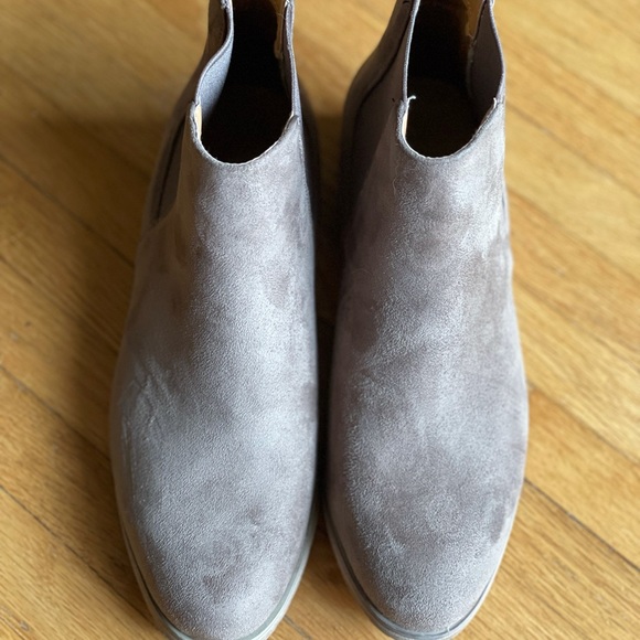 Renege Chelsea booties 8.5. Beige Suede. - Picture 3 of 3